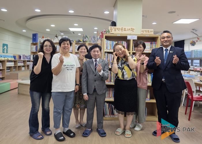 문복위 위원 및 도서관 관계자 기념 사진