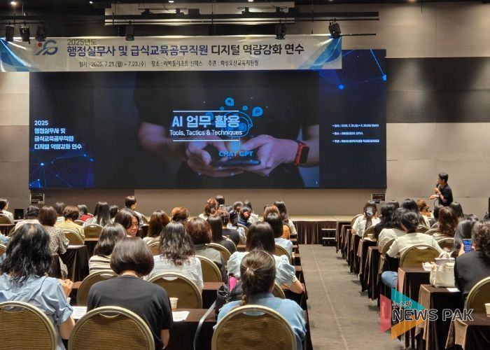 우측에 노혜림 강사가 직장 내 소통 교육에서 QR코드를 활용한 연수 참여를 유도하고 있다.(사진=마음소통강의 연수사진)