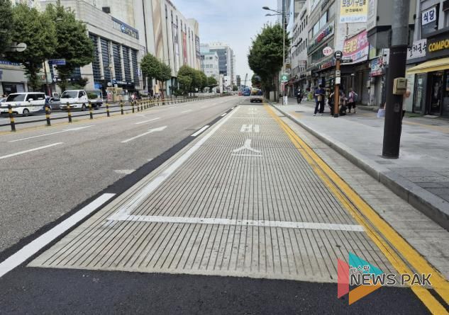 안양시는 만안구 남부시장 버스정류장 앞 도로를 내구성이 높은 콘크리트로 포장해 도로 환경을 개선했다