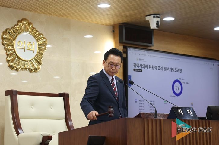 제257회 임시회 제2차 본회의에서 타봉하는 강정구의장