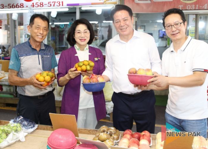 최대호 안양시장은 28일 동안구 호계시장에서 소비쿠폰을 사용해 과일 등의 먹거리를 구매했다.