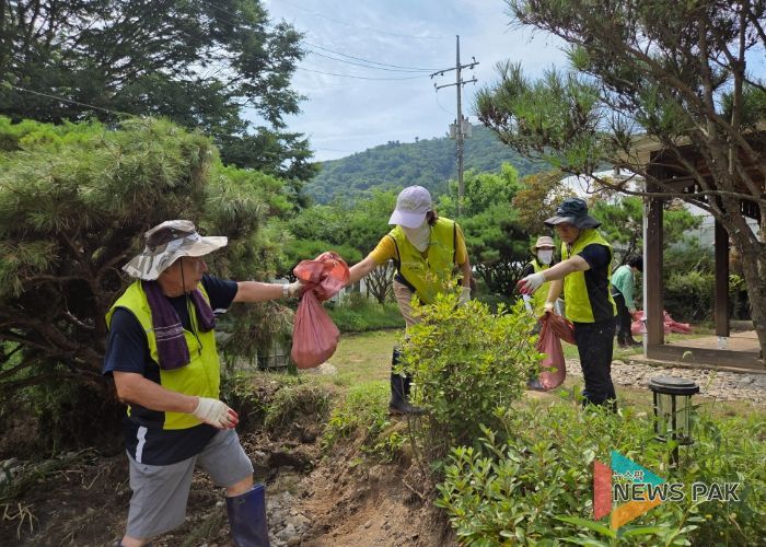 군포시의회 의원들과 의회사무과 직원 등 20명은 7월 30일 가평군 상면의 수해 현장을 찾아 피해 복구 활동을 지원했다.