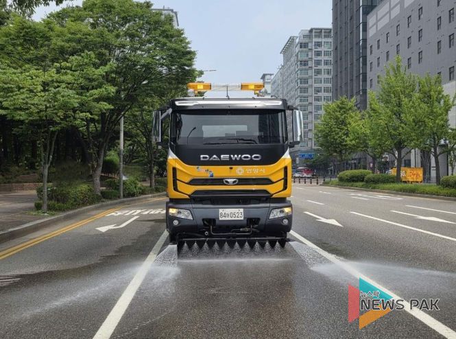 안양시, 도로 열기 식히는 ‘살수차’ 확대 운영