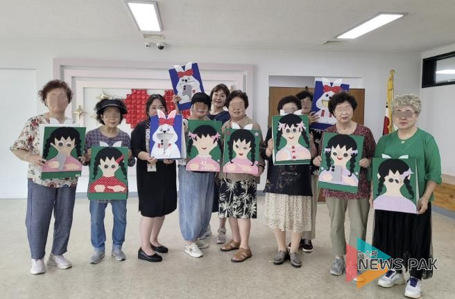 구연동화 전문 자격증을 보유한 지역 어르신들은 유아를 대상으로 찾아가는 스마트폰 과의존 예방교육을 실시했다