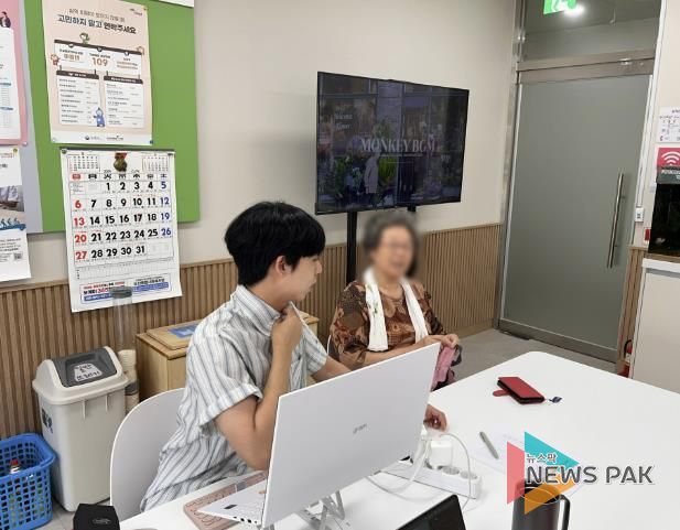 오산시 칠복센터, 어르신 대상 ‘민생회복 소비쿠폰’ 신청 지원…디지털 소외 해소 앞장