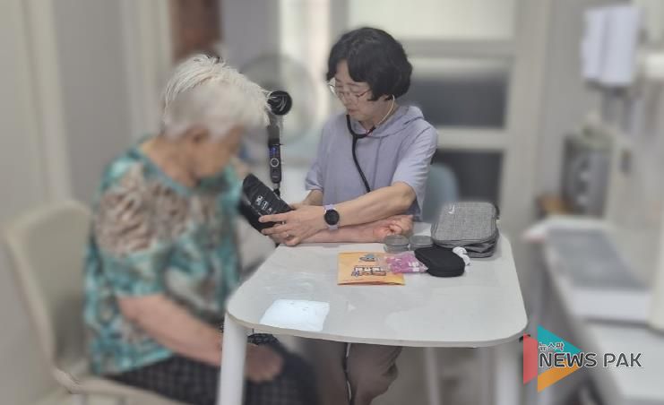 안양시 방문 건강관리 전담 간호사가 어르신의 건강을 확인하고 폭염 안전수칙을 설명하고 있다