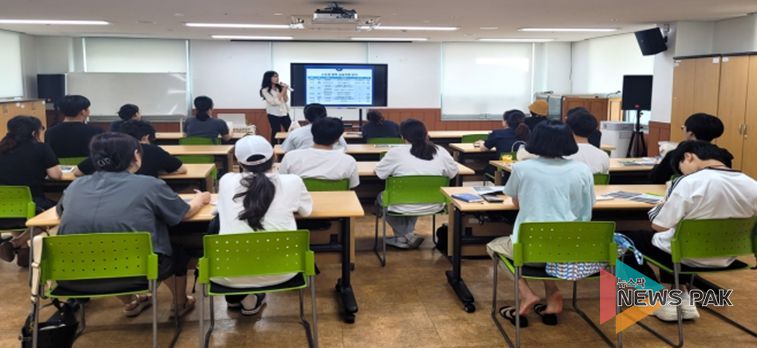 안양시청소년상담복지센터에서 8일 학교밖청소년 대상 대입 설명회가 진행되고 있다.