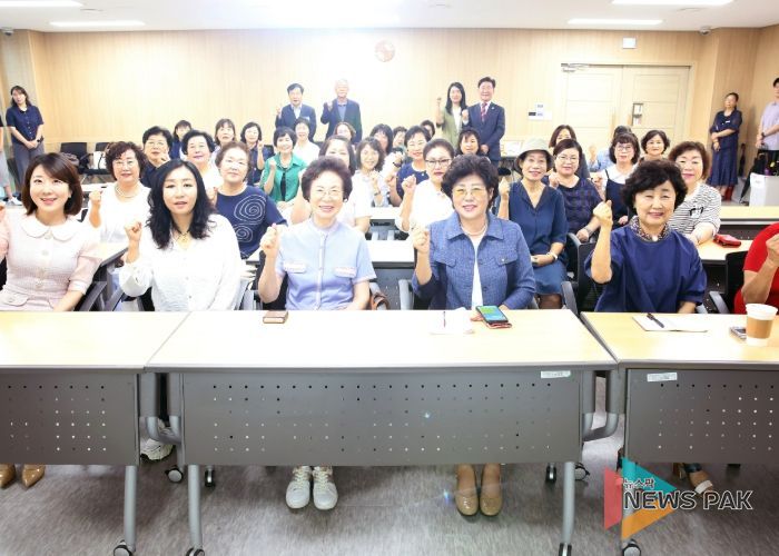 군포시의회 의원연구단체 ‘해피투게더 2’는 13일 군포시산본도서관 대강당에서 한국여성지도자연합군포시지회 회원들과 ‘즐거운 스피치 워크숍’ 행사를 진행하며, 지역 여성 정책에 대한 정보 공유와 토론의 시간을 가졌다.