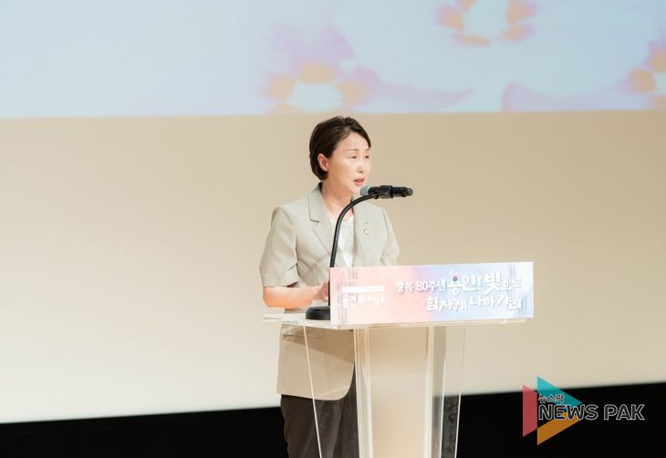 유진선 용인특례시의회 의장은 15일 시청 에이스 홀에서 열린 '제80주년 광복절 경축식'에서 경축사를 하고 있다.