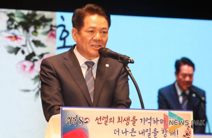 최대호 안양시장이 14일 오후 7시 안양아트센터 관악홀에서 열린 제80주년 광복절 기념행사에서 경축사를 하고 있다