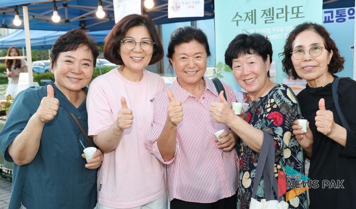 달빛 아래 펼쳐진 작은 축제 함께여서 더 빛났던 '가치한 여름'