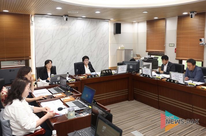 평택시의회 기획행정위원회, 교육국 신설에 따른 주요업무 보고 청취 모습