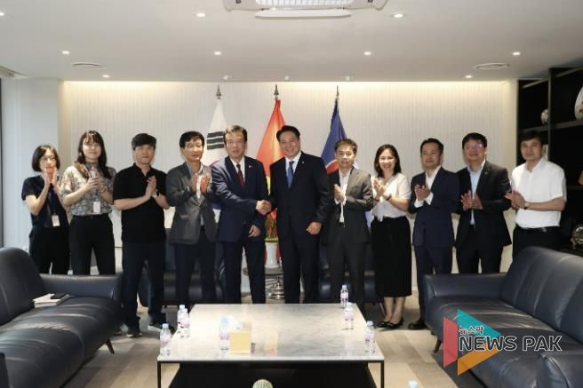 최대호 안양시장(왼쪽 6번째)과 부호 주한베트남대사(왼쪽 5번째)가 19일 오후 5시경 주한베트남대사관에서 간담회를 기념해 사진을 찍고 있다