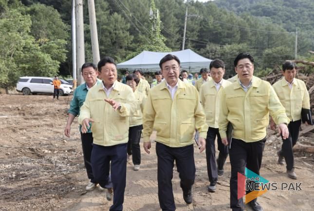 서태원 가평군수(사진 맨 왼쪽)가 지난 8월 1일 가평군 수해현장을 방문한 윤호중 행정안전부장관(가운데)에게 피해현장을 설명하고 있다
