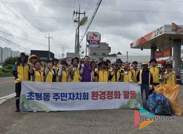 오산시 초평동 주민자치회, 서동로 일원 제초작업 실시