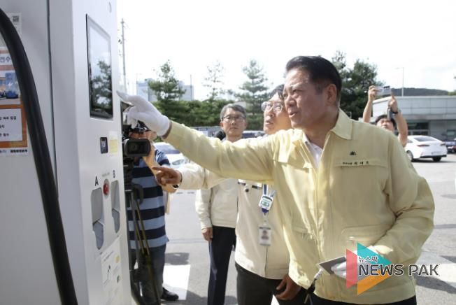 최대호 안양시장이 지난 20일 석수동 공영버스차고지에서 전기버스를 직접 충전해보고 있다
