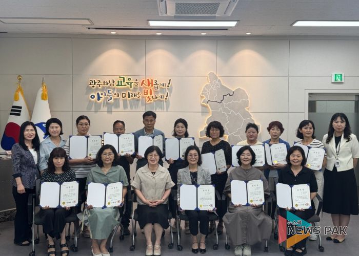 광주하남교육지원청,「세대의 바통을 잇다」, 교육공무직원 퇴임식 및 신규 임용장 수여식 개최