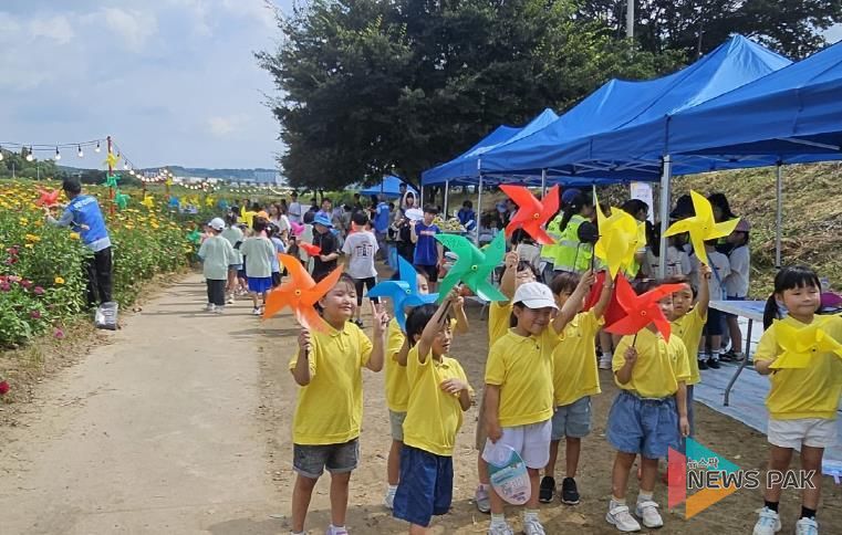 안성시 일죽면주민자치위원회, 청미천 백일홍 꽃밭 관람 행사 가져