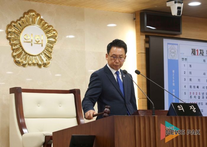 제258회 임시회 제1차 본회의에서 의사봉 타봉하는 강정구 의장