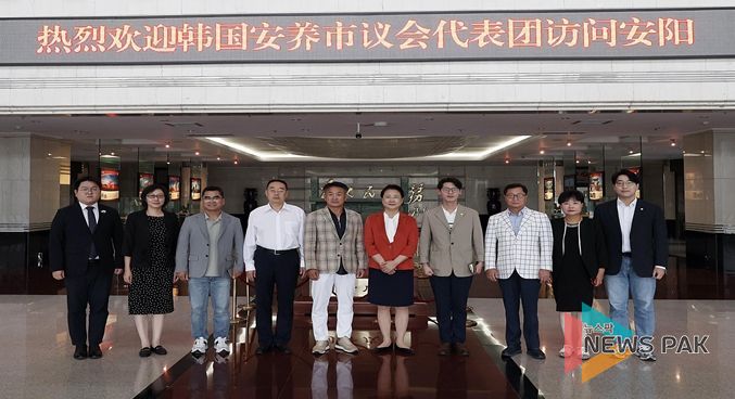 총무경제위원회 위원들이 중국 안양시 인민대표대회 상무위원회 서가평 주임(왼쪽에서 6번째) 등 관계자와 중국 안양시청에서 기념촬영을 하고 있다.