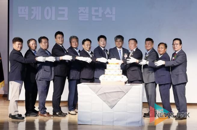 축하 떡케이크 절단식 기념 촬영