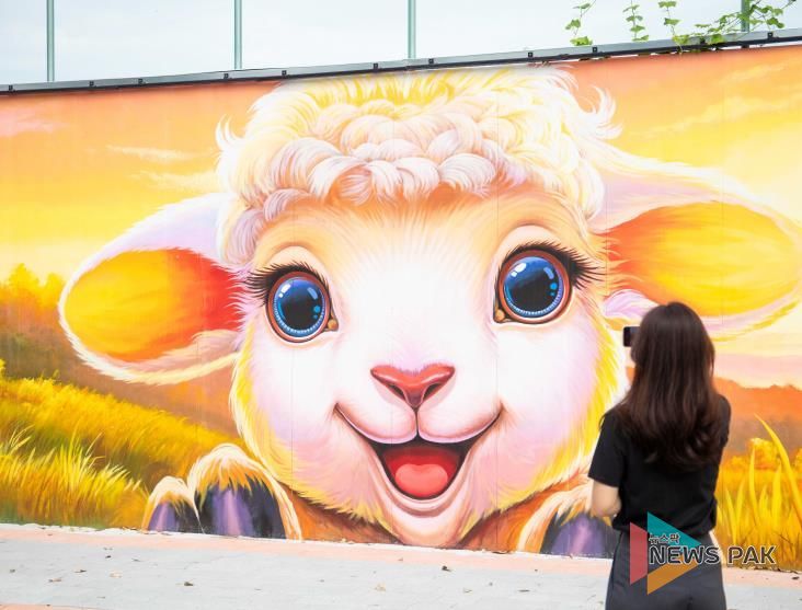 작품이 된 공사장 가림막 … 평택호에서 만나는 예술 산책