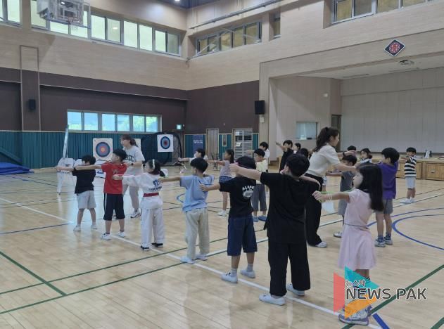 안양과천교육지원청, 거점형늘봄센터 특별프로그램 백발백중 양궁체험 운영