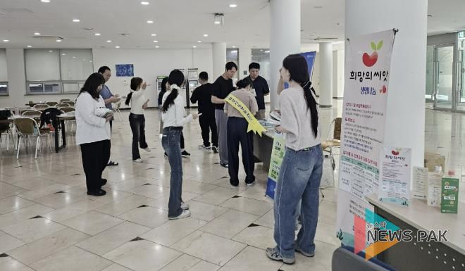 화성시동부보건소 관계자들이 11일 수원과학대학교에서 장기기증 캠페인을 하고 있다