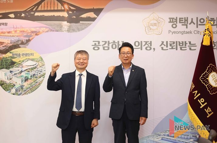 평택시의회 강정구 의장과 평택세무서장 기념촬영