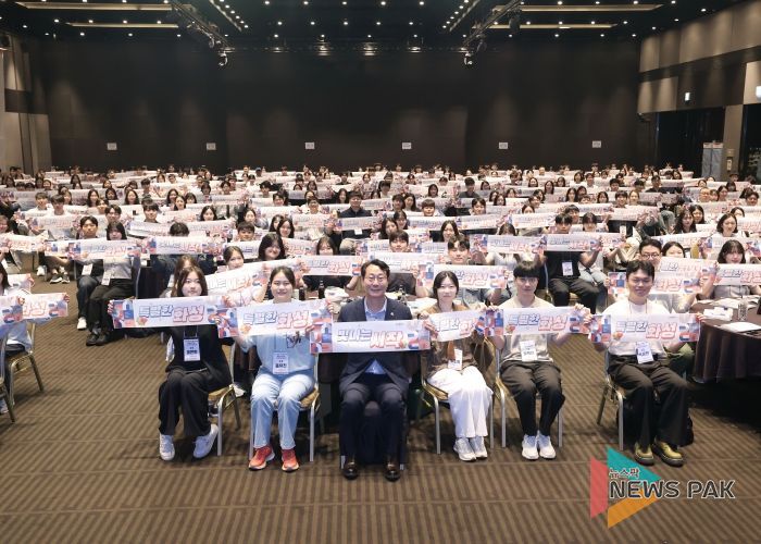 정명근 화성특례시장과 화성특례시 신규 공직자들이 16일 기념촬영을 하고 있다