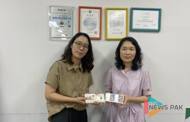 초록우산 어린이재단이 17일 화성특례시에 취약계층 아동을 위한 후원물품(상품권)을 전달하고 기념촬영하고 있다(사진 왼쪽 서지수 초록우산 어린이재단 팀장, 오른쪽 이연옥 영유아보육과장)