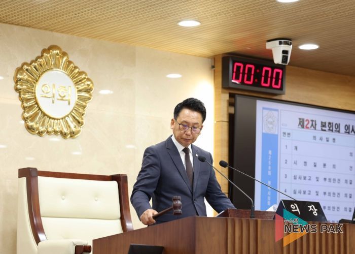 제258회 임시회 제2차 본회의에서 타봉하는 강정구의장