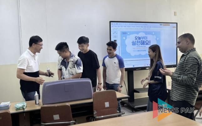 화성특례시가 21일 외국인 대상 감염병 예방교육을 하고 있다