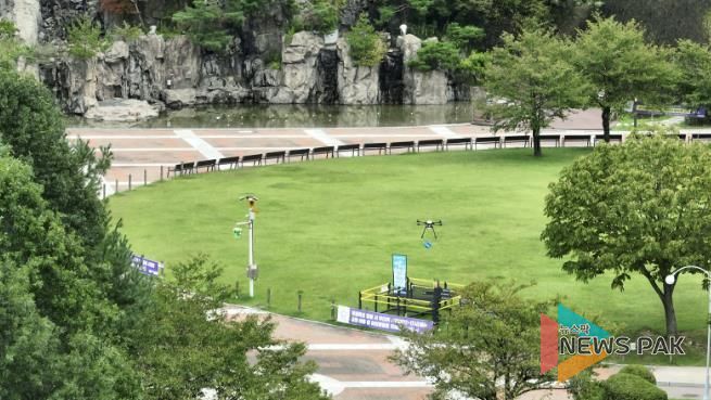 드론이 병목안 시민공원에 물품을 배송하고 있다