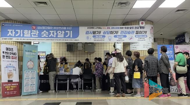 안양시 동안구보건소는 23일 범계역에서 레드서클 자기혈관 숫자알기 캠페인을 개최했다.