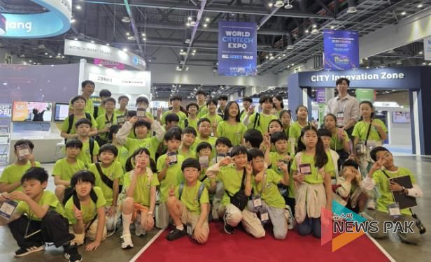 킨텍스 제1전시장에서 진행된 2025 월드 스티테크 엑스포에 고양교육지지원청부설영재교육원 학생들이 고양시부스(고양산업진흥원-고양스마트시티지원센터)를 견학하는 모습