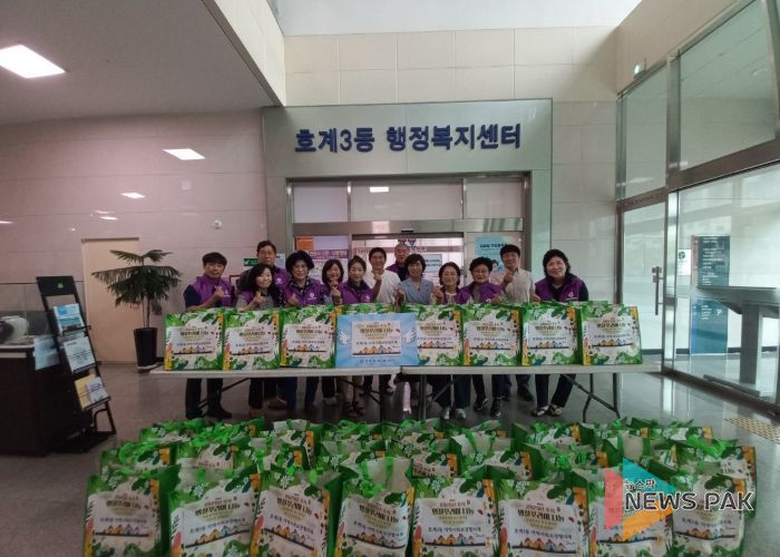 호계3동 지역사회보장협의체는 명절 음식꾸러미를 손수 만들어 취약계층에 전달했다
