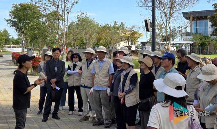 세계적 정원디자이너 황지해, 시민정원사와 손잡고 평택에 정원을 심다