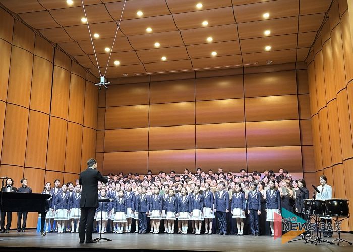 지난 25일 광명시민회관 대공연장에서 광명시립예술단(단장 정순욱 부시장) 소속 광명시립합창단(지휘자 김대광)이 '제17회 기획연주회'를 진행하고 있다.