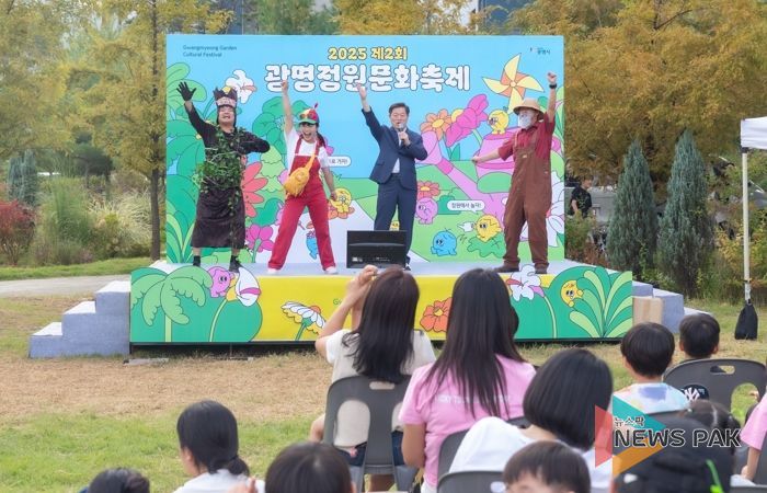 박승원 광명시장이 지난 27일 새빛공원에서 열린 제2회 광명시 정원문화축제를 찾아 인사말을 하고 있다.