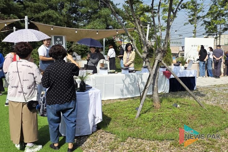 27일 진행된 화성미감 향토음식 전시회에서 관람객들이 향토음식을 살펴보고 있다