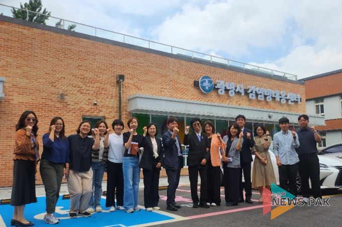 29일 성남시 분당구보건소 관계자들이 광명시 감염병대응센터를 벤치마킹하기 위해 방문해 기념사진을 촬영하고 있다.