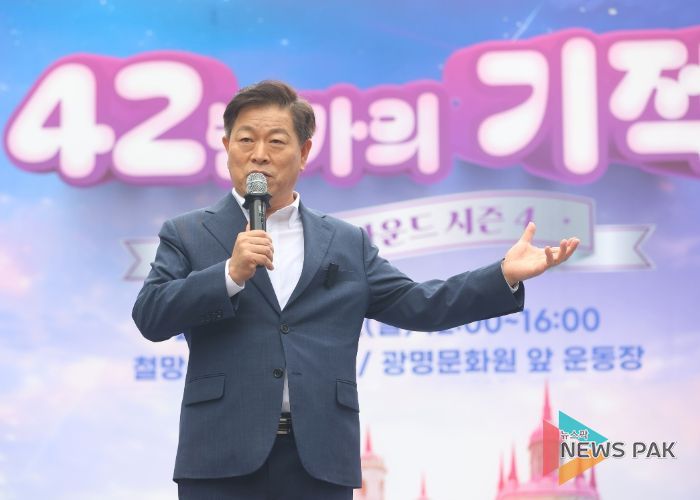 박승원 광명시장이 지난 28일 문화원 앞 4차선 도로에서 열린 '42번가의 기적_플레이그라운드 시즌4'에 참석해 인사말을 하고 있다.