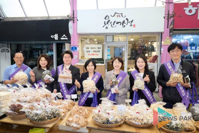 용인특례시의회 의원들이 용인중앙시장을 방문해 장보기를 실시했다.