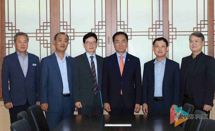 왼쪽부터 행정자치국장, 남성진 위원, 박상철위원, 평택시장(정장선), 신동택 위원, 윤성내 위원