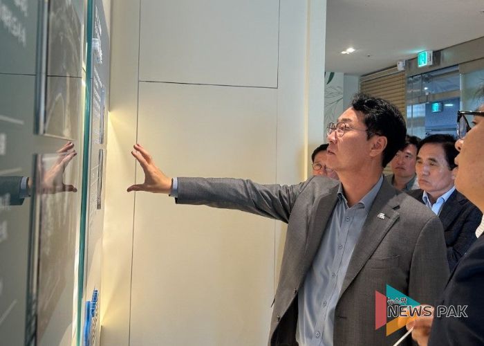 정명근 화성특례시장이 1일 경부직선화 상부공원 현장 상황실을 찾아 공사 진행상황을 점검하고 있다