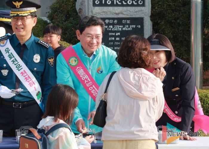이상일 용인특례시장은 1일 처인구 이동읍 송전초등학교를 방문해 교통안전 캠페인에 참여했다