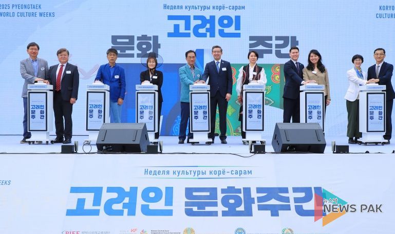 왼쪽부터 평택시국제교류재단 정종필 대표이사, 한국국제교류재단 이종국 교류이사(KF한중앙아협력포럼사무국장), 평택시의회 유승영 의원, 류정화 의원, 평택시장 정장선, 주한 우즈베키스탄 대사 알리쉐르 아브두살로모프, 주한 키르기스공화국 대사 아이다 이스마일로바, 주한 카자흐스탄 대사관 막사트 칸타르바예프 정무담당관(부부), SOFA국민지원센터 신동민 센터장(부부)