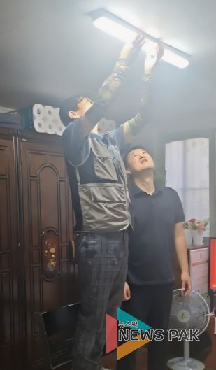 광명시 행복마을관리소 관계자가 광명동의 한 주거 취약계층 가정에 방문해 형광등 교체를 진행하고 있다.