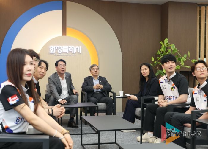 정명근 화성특례시장이 볼링선수들과 간담회를 하고 있다